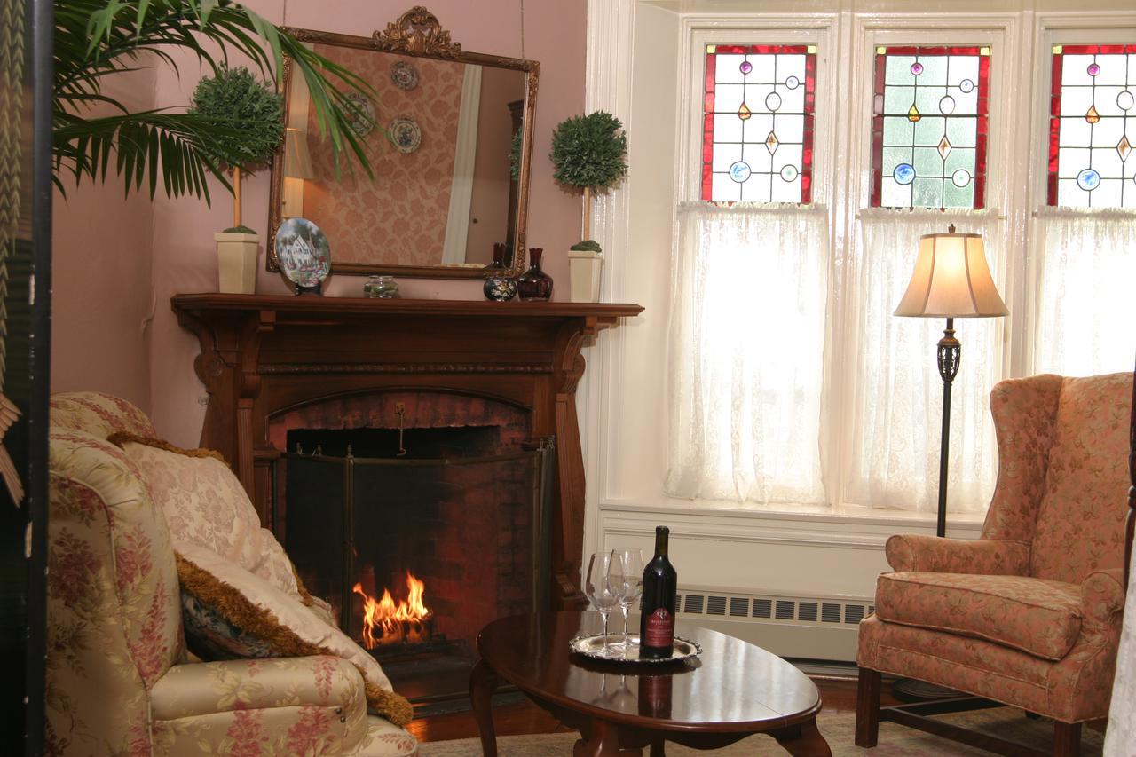 ナイアガラ・フォールズ Grand Victorian Bed & Breakfast エクステリア 写真